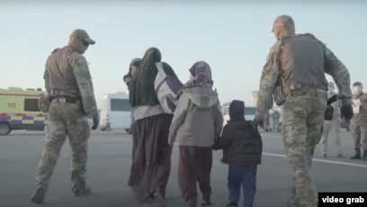 Маринаның ағасы оны қан жоғалтуына байланысты алғаш рет жыныстық қатынасқа түсуге көндірді Комиссариаттан видео