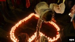 Praqada qadın keçmiş prezident Vaslav Havelin xatirəsinə şam yandırır