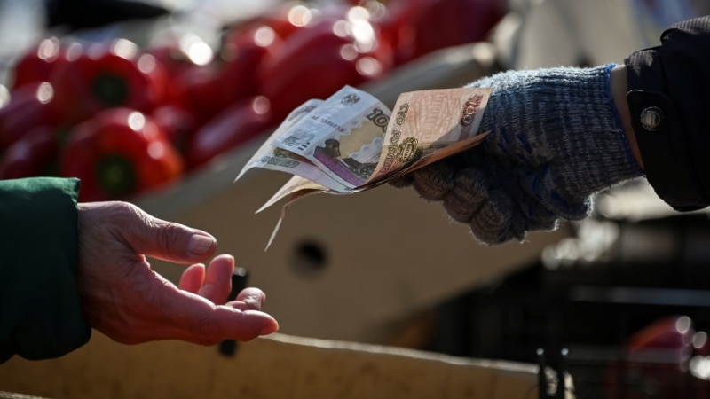 Russian, Belarusian Currencies Fall As Political, Diplomatic Tensions Rise