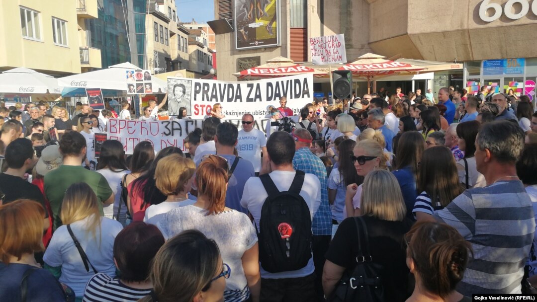 Građani okupljeni na trgu Krajine u Banjaluci odakle su zatražili pravdu i istinu za sve nerasvjetljene i zataškane slučajeve ubistava u BiH