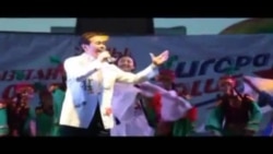 Японский певец выступает в Бишкеке