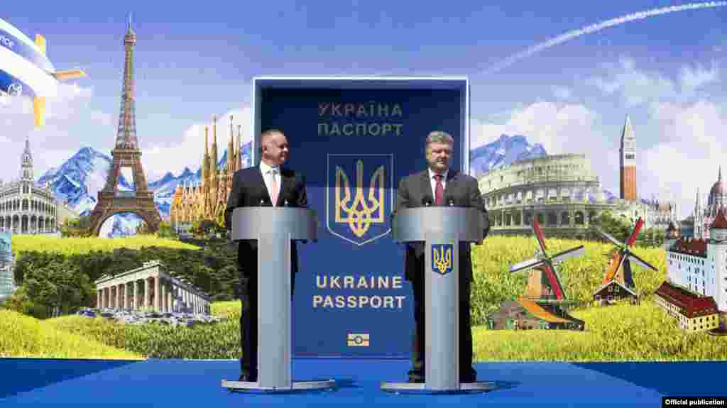 Президенти України і Словаччини, Петро Порошенко й Андрей Кіска (ліворуч) на церемонії з нагоди запровадження безвізового режиму з ЄС для громадян України. Закарпатська область, 11 червня 2017 року. БІЛЬШЕ ПРО ЦЕ