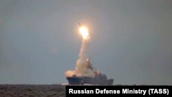 “Zirkon” gipersonik kruiz raketasynyň Ak deňizde Russiýanyň "Admiral Gorşkow" harby gämisinden edilen ozalky synagy