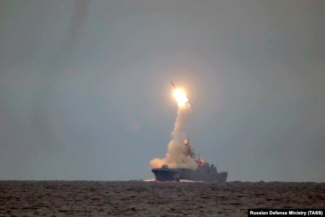 Запуск российской гиперзвуковой ракеты морского базирования "Циркон"