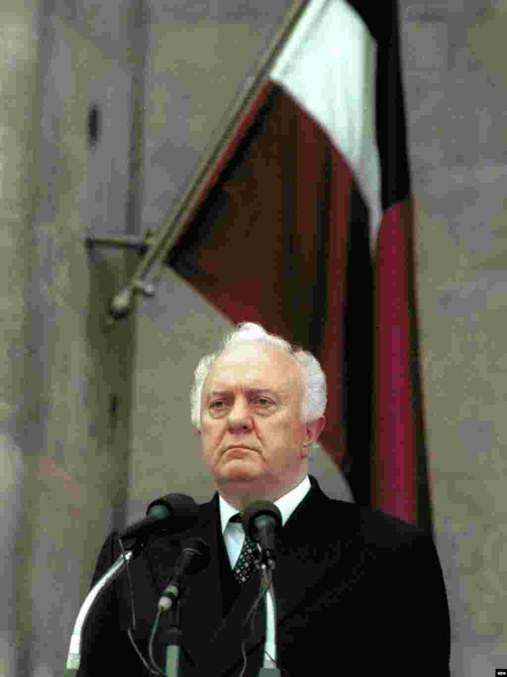 2000-ci il aprelin 30-da prezident kimi and içərkən.&nbsp;