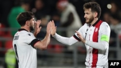 Хвича Кварацхелия (справа) после забитого гола