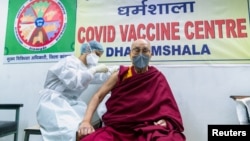 Dalai Lama primește a doua doză de vaccin în Dharamsala, India, sediul guvernului tibetan în exil, 6 martie 2021.