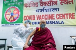 A 14. dalai láma, Tendzin Gyaco, megkapja a koronavírus elleni oltást egy dharamszalai kórházban, Indiában, 2021. március 6-án.