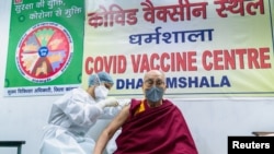 Dalai Lama s-a vaccinat în 6 martie, la un centru din Dharamsala/India.