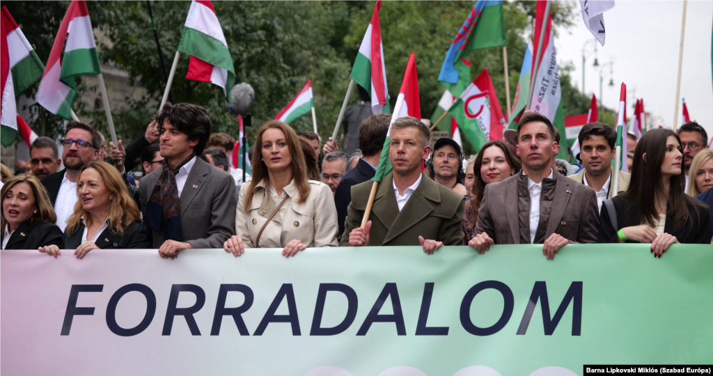 „Árad a Tisza!”; „Elég volt!” – ezeket skandálták a Nemzeti Menet résztvevői miközben a Deák térről a Hősök terére vonultak