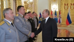 فانیل ساروروف (سوم از سمت چپ)، جنرال روسی که گفته می‌شود در تاریخ ۲۲ دسمبر در مسکو کشته شده است، در جریان مراسمی در کرملین برای معرفی افسران ارشد، سال ۲۰۱۸.