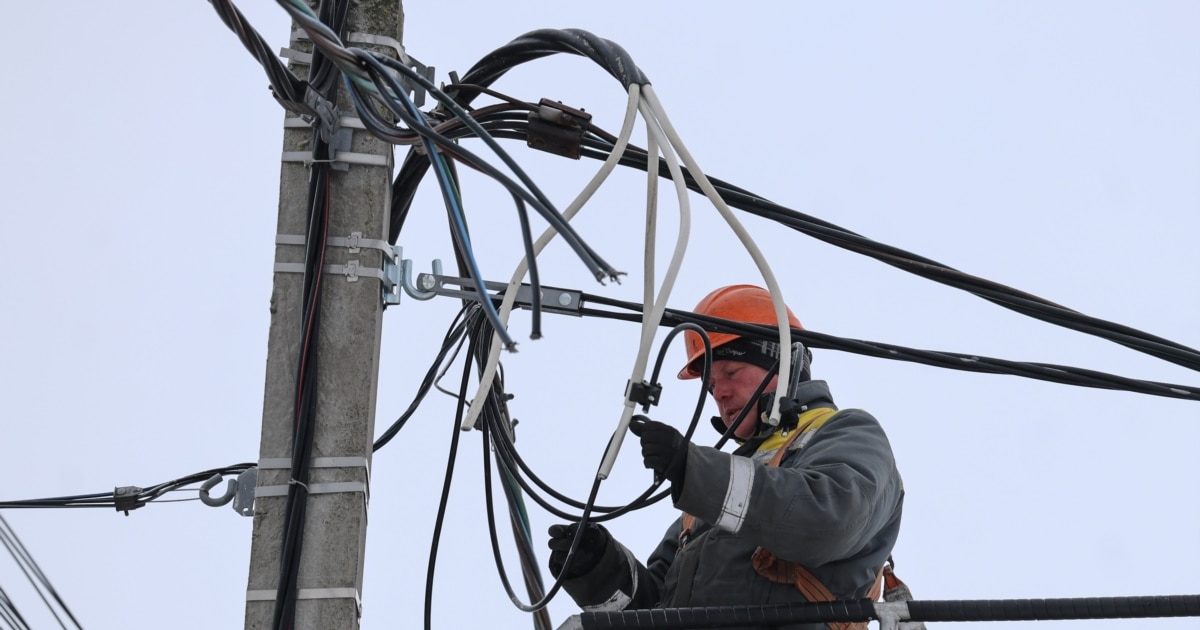 Міненерго заявило про знеструмлення у восьми областях - через обстріли та негоду