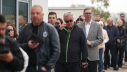 Aleksandar Vučić, lider Srpske napredne stranke i donedavni predsednik Srbije, čeka u redu na glasanje za vanredne parlamentarne izbore održane 25. oktobra 2026. godine. 