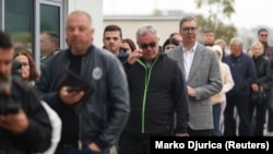 Aleksandar Vučić, lider Srpske napredne stranke i donedavni predsednik Srbije, čeka u redu na glasanje za vanredne parlamentarne izbore održane 25. oktobra 2026. godine. 