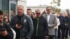 Aleksandar Vuçiq, kreu i Partisë Përparimtare Serbe dhe deri së fundmi presidenti i Serbisë, pret në radhë për të votuar në zgjedhjet e jashtëzakonshme parlamentare që u mbajtën më 25 tetor 2026.