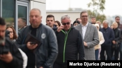 Aleksandar Vuçiq, kreu i Partisë Përparimtare Serbe dhe deri së fundmi presidenti i Serbisë, pret në radhë për të votuar në zgjedhjet e jashtëzakonshme parlamentare që u mbajtën më 25 tetor 2026.