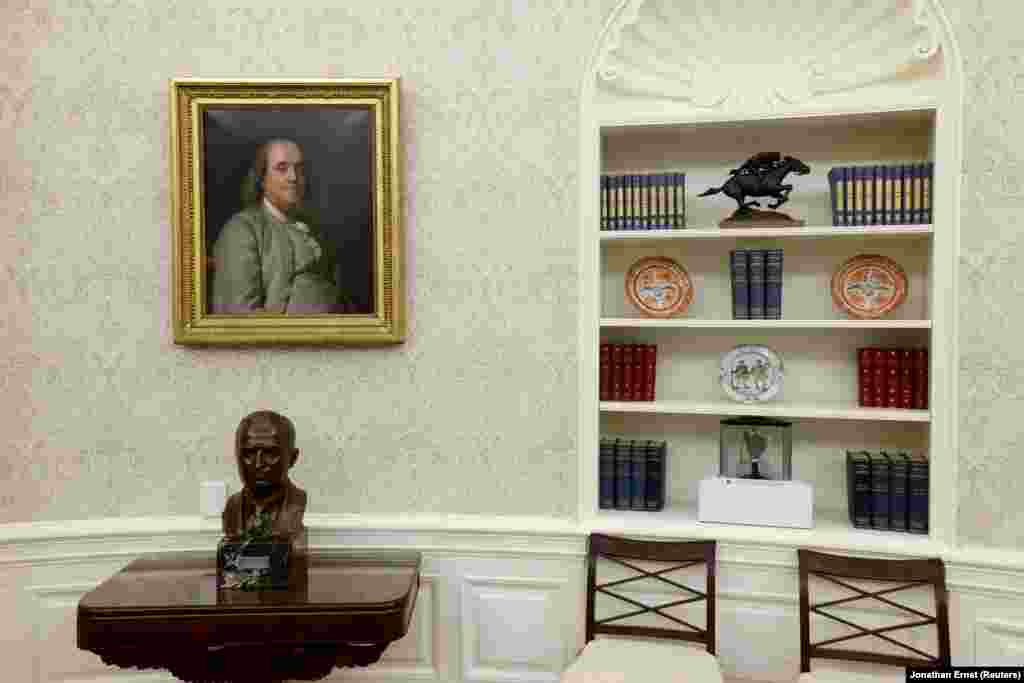 Harry Truman volt elnök mellszobra, Benjamin Franklin portréja és egy holdkőminta is helyet kapott Joe Biden újonnan berenzdezett irodájában.