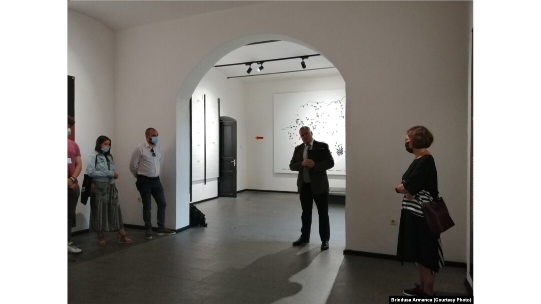 William J. O'Connor, atașat cultural al Ambasadei SUA la București le vorbește studenților veniți la Memorialul de la Sighet