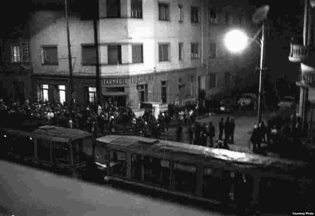 Timișoara, 16 decembrie 1989. Tramvaie oprite de manifestanți curajoși în apropiere de Piața Maria, în fața Bisericii Reformate în care se afla Lazlo Tokes. Ei încercau în acest fel să anunțe orașul - prin blocajul creat - că în zonă &bdquo;se întâmplă ceva!&rdquo;&nbsp;