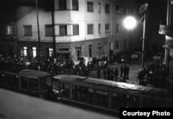 Tramvaiele oprite au înmulțit numărul participanților la revolta de pe strada Timotei Cipariu. Chiar dacă nu toți pasagerii s-au alăturat protestatarilor, blocajul de circulație a dus vestea în oraș. Ambuteiajele erau foarte rare atunci.
