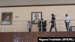Работники посольства заменили портрет Ашрафа Гани на портрет Амруллы Салеха. 18 августа 2021