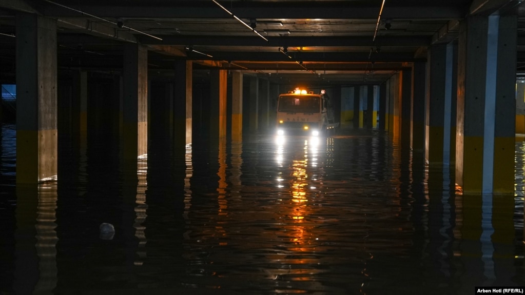 Një kamion shihet në një nënkalim në Malishevë.