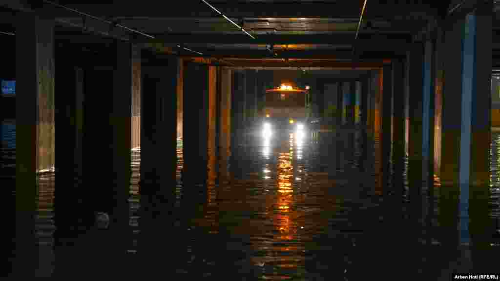 Kamion se vidi u podvožnjaku u Mališevu.