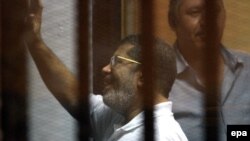 الرئيس المصري السابق المعزول محمد مرسي أثناء محاكمته