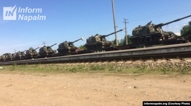2016 год, эшелон с дивизионом самоходных 152-мм гаубиц "Мста-С" (2С19) прибывает в Клинцы, к границе с Беларусью и Украиной