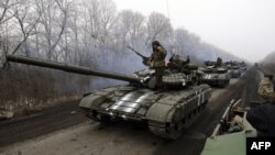 Колонна военного автотранспорта украинской армии движется в Дебальцево Донецкой области. 14 февраля 2015 года. 