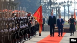 Архивска фотографија: Поранешниот премиер Никола Груевски и српскиот премиер Александар Вучиќ во Скопје