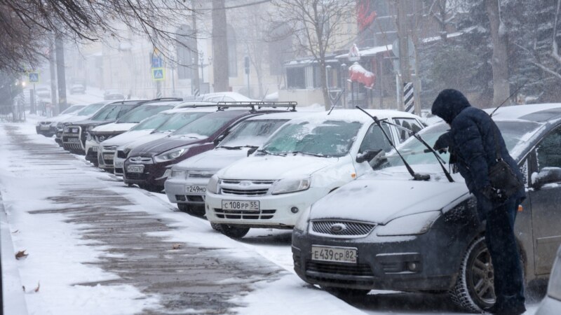 В Симферополе – штормовое предупреждение и сильный снег – спасатели