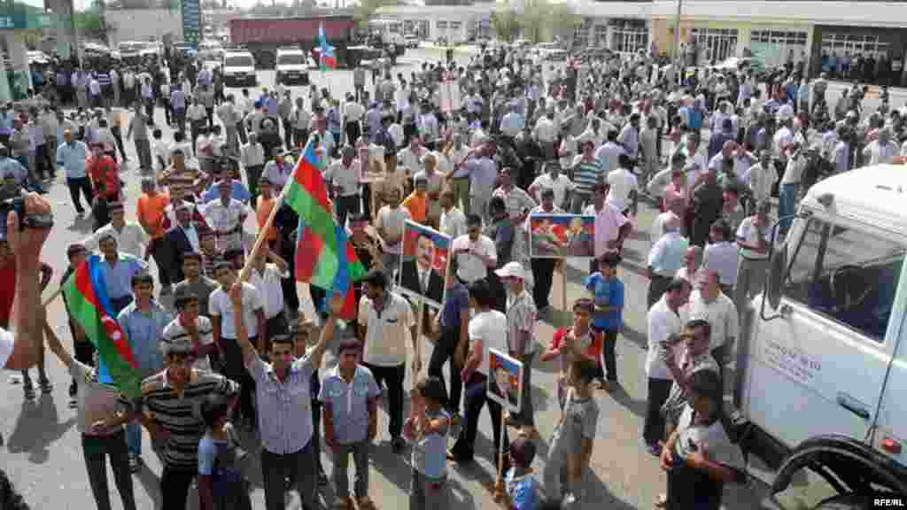 24 iyun- sel qurbanlarının yardımlarınmənimsənməsi iddiası ilə Sabirabad rayonunda etiraz aksiyası - Yardımları yerli məmurların mənimsəməsi ittihamı ilə bir neçə dəfə rayonlarda və Prezident Administrasiyasının qarşısında etiraz aksiyaları keçirildi. 