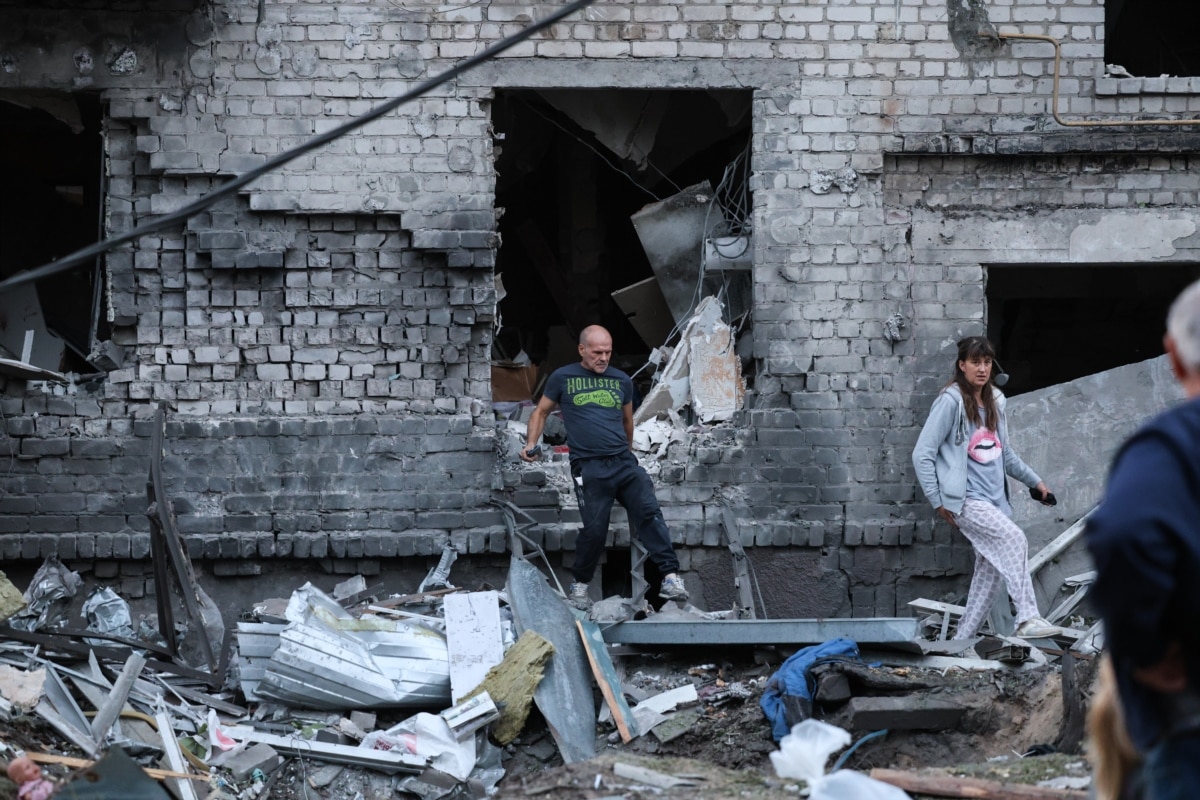 Жителі понівеченого російським ударом будинку в Борисполі намагаються знайти якісь свої речі, що були викинуті вибуховою хвилею з квартир.  Київська область, 1 вересня 2026 року