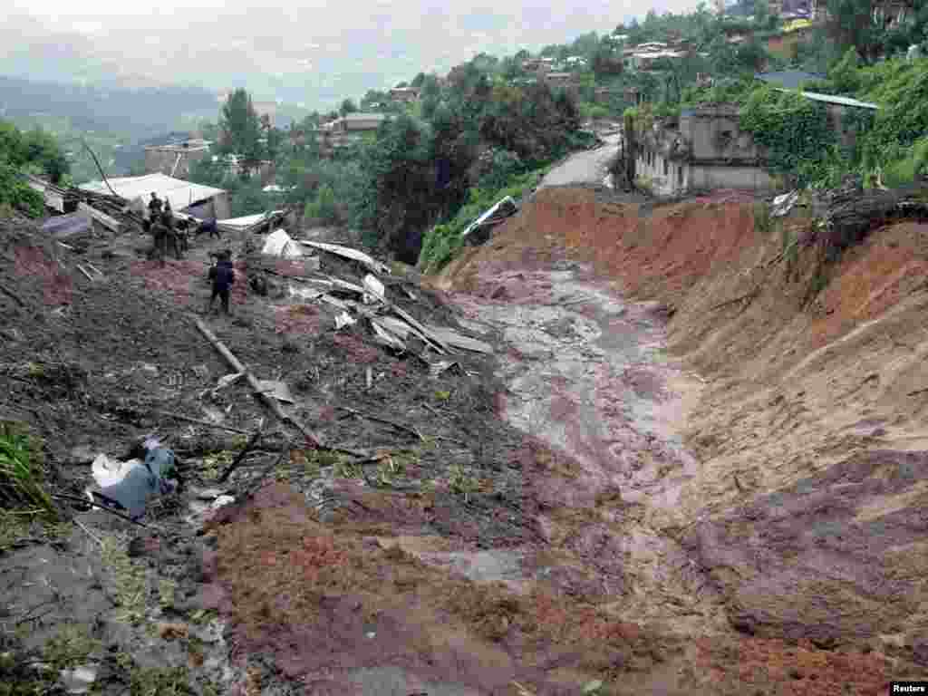Meksikë, 11 të zhdukur nga shembjet e dheut.