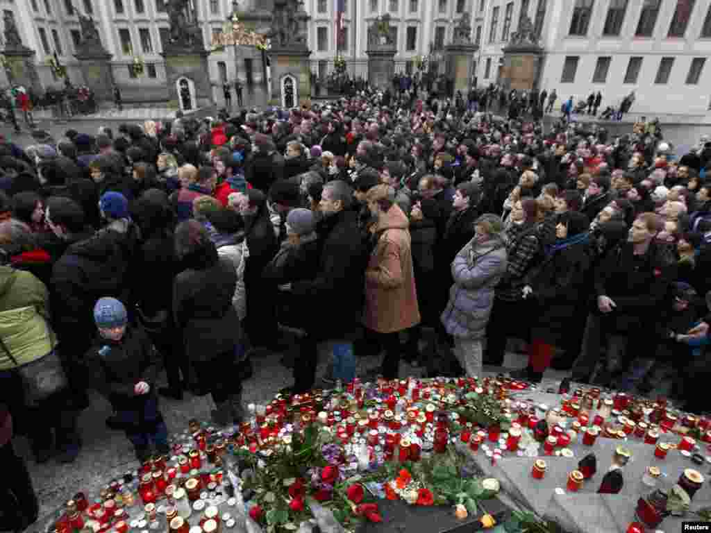 Hiljade građana na pogrebnoj ceremoniji za Vaclava Havela, Hradčani, 23. decembar 2011