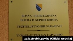 Tabla ispred ulaza u zgradu Tužiteljstva Bosne i Hercegovine, Sarajevo