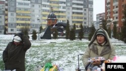 Гандлёвыя рады каля помніка: і пакупнікоў няма, і гандляваць няёмка