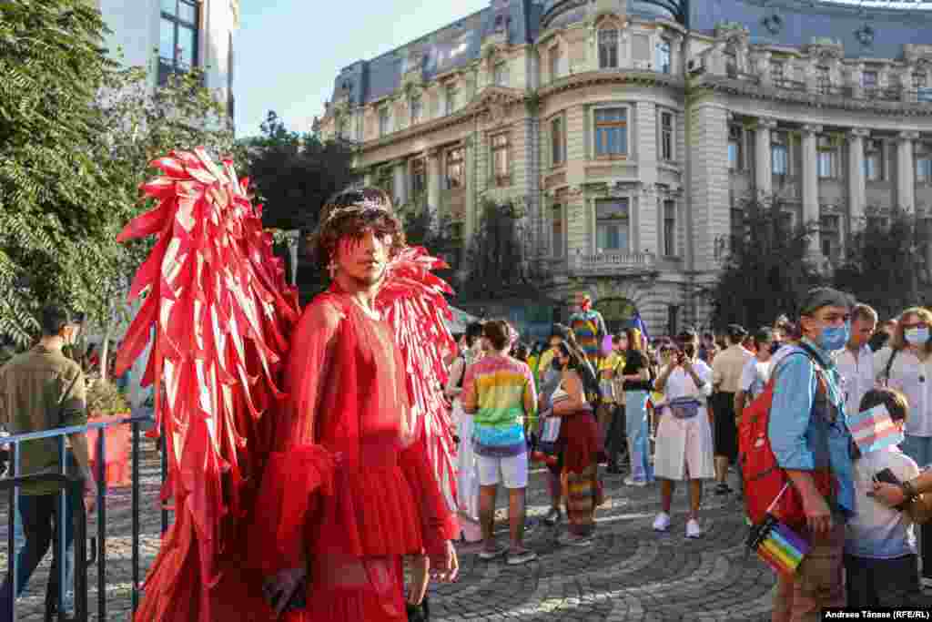 Un bărbat costumat participă la marșul Bucharest Pride, în Piața Universității din București.