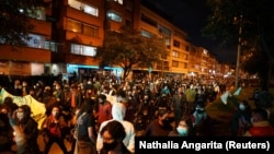 Manifestanții iau parte la protest în Bogota, Columbia, 6 mai 2021