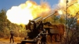 Українські військові 44-ї окремої артилерійської бригади ЗСУ ведуть вогонь по позиціях армії РФ із гаубиці 2С22 «Богдана». Запорізька область, 20 серпня 2025 року 