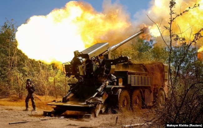 Українські військові 44-ї окремої артилерійської бригади ЗСУ ведуть вогонь по позиціях армії РФ із гаубиці 2С22 «Богдана». Запорізька область, 20 серпня 2025 року
