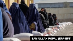 آرشیف، کمک‌های صلیب سرخ به شماری از زنان افغان