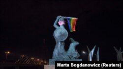 Русалка с мечом и щитом, символ Варшавы, с прикрепленным к ней активистами радужным флагом ЛГБТ-сообщества