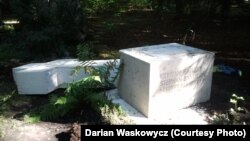 Могила Степана Бандери на цвинтарі Вальдфрідгоф, Мюнхен, 17 серпня 2014 року