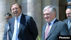 Armenia -- Foreign Ministers Eduard Nalbandian of Armenia (R) and Grigol Vashadze of Georgia meet in Yerevan on 04Sep2009