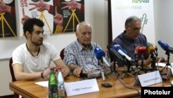 Րաֆֆի Մովսիսյանը (ձ), Միքայել Ստամբոլցյանը (կ) և Արա Խանջյանը լրագրողների հետ հանդիպմանը: 22-ը հունիսի, 2016 թ․