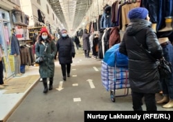 "Ақ бұлақ" базарындағы адамдар. Алматы, 24 желтоқсан, 2020 жыл.