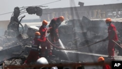 Armenia - Armenian emergency employees work at the Surmalu market in Yerevan partly demolished by an explosion, August15, 2022. 