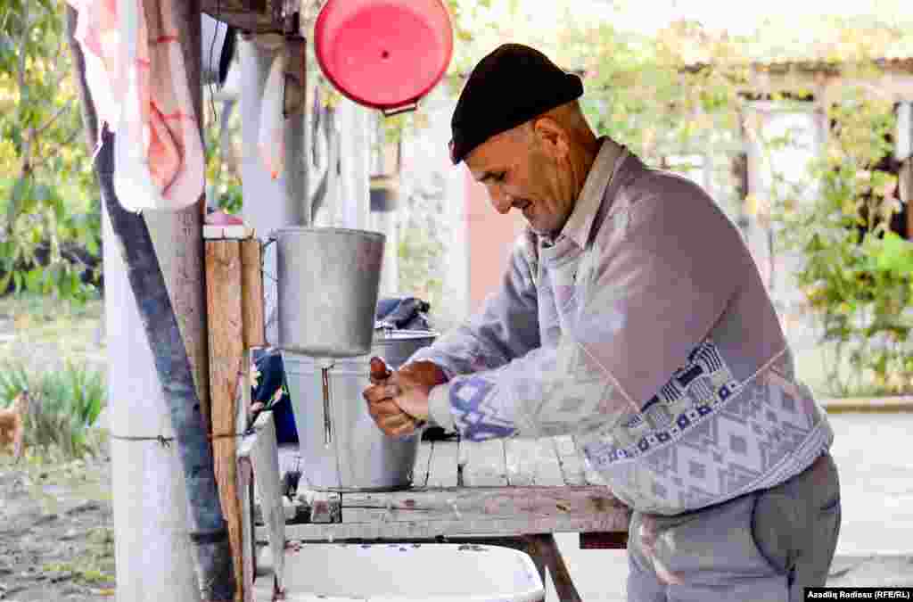 Akif dayı deyir, bir az dəstək olsa daha çox içlər görərik və daha çox qazanc əldə edərik öz həyətimizdəki məhsullardan.